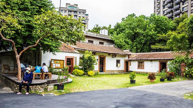 「憶遊老宅行腳趣」遊程可到新瓦屋客家文化保存區，在傳統建築三合院體驗客家花茶。（羅浚濱攝）