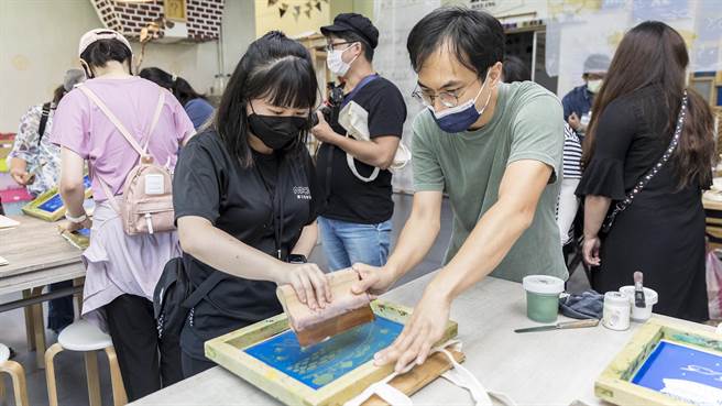 「東海秋日田野樂」遊程可到玩印工作坊做絹印，把網板圖案印在麻布袋上。（羅浚濱攝）