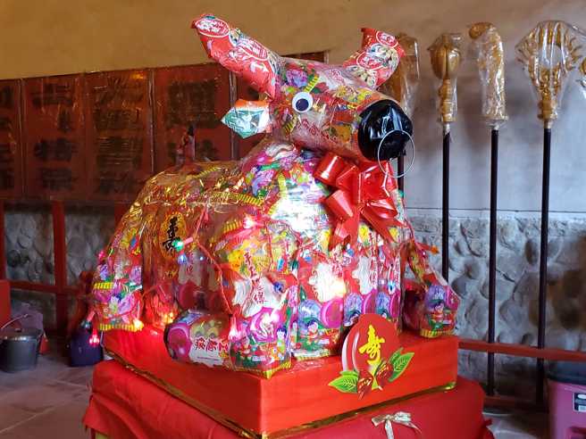 20斤沙琪玛造型牛，象徵智慧牛毛。(照片/薪北市教育局提供)