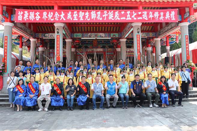 县长徐耀昌等人合影留念。（苗栗县政府提供／李京升苗栗传真）