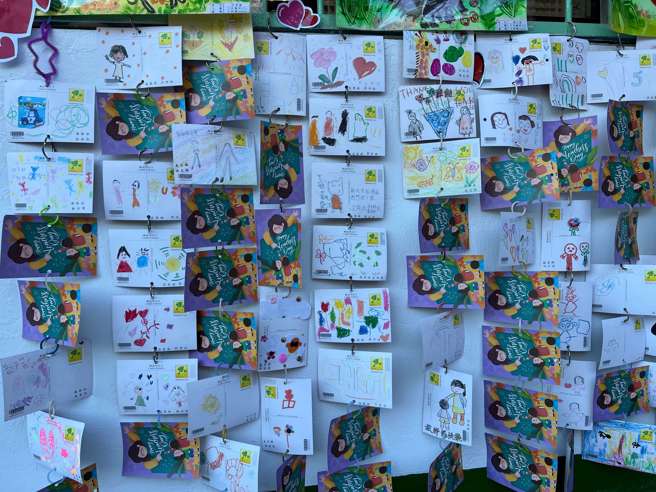 大观幼儿园小朋友童趣，创意的描绘出教师节祝福卡片。(照片/薪北市教育局提供)