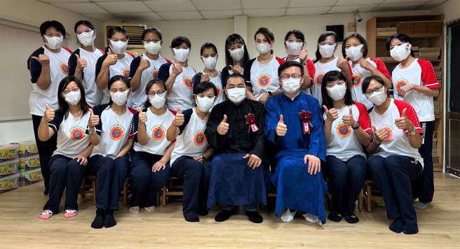 侯友宜(右4)与张明文(右3)于祭孔典礼前与大观幼儿园老师合影。(照片/薪北市教育局提供)