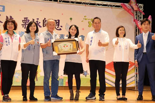 表扬师铎奖得主大同国小老师温樱美。（李京升摄）