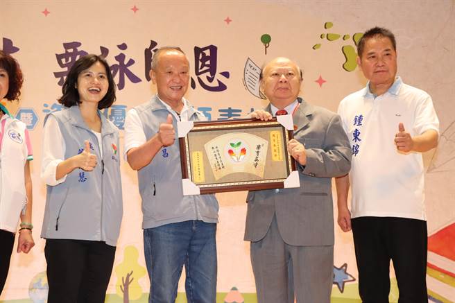 表扬教育奉献奖后龙国中退休老师吕明雄。（李京升摄）
