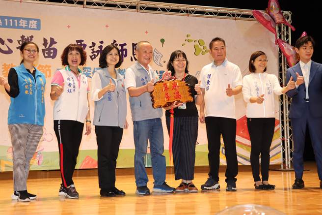 表扬服务40年教师张美珠。（李京升摄）