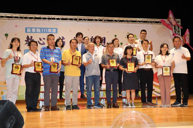 表扬服务30年的教师们。（李京升摄）