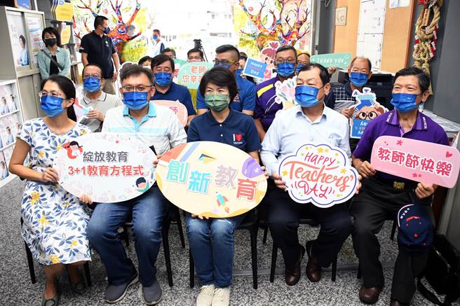 竞选连任的台东县长饶庆铃，28日教师节提出教育政见。（庄哲权摄）