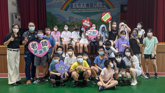 六丙学生与老师们大合照。(照片/大桥国小提供)