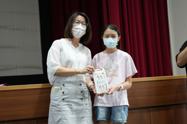 大桥国小白玉玲校长校长抽出中奖的幸运学生。(照片/大桥国小提供)