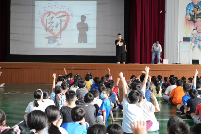 「猜猜我师谁？」许多学生光是靠黑影的轮廓，就能猜出是哪个老师。(照片/大桥国小提供)