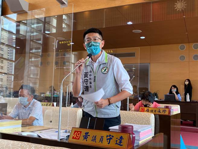 台中市议员黄守达认为台中购物节预算上亿元，却看不出市府负责任的态度与决心。（张亦惠摄）