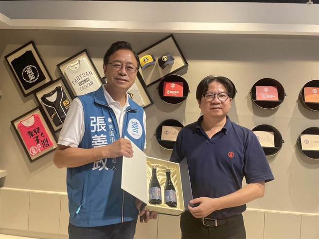 国民党桃园市长参选人张善政(左)推出观光政策改造桃园观光。(吕筱蝉摄)
