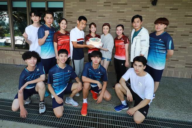 《决胜的挥拍》演员群日前便先为饰演教练的夏靖庭过教师节。（民视提供）