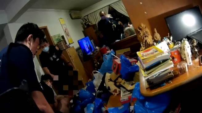 員警持長盾、伸縮抓捕器及辣椒水合力將羅男壓制逮捕。(翻攝照片／林郁平台北傳真）