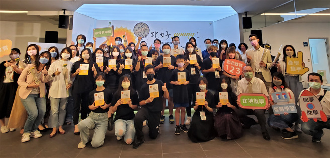 「新北好YOUNG 31位孩子的成长故事」记录孩子温馨励志的成长歷程，还有克服自身困难与环境搏斗的奋斗精神，鼓励孩子踏实努力、突破困境。(照片/新北市政府提供)

