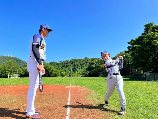 全台以长者为对象设计的「不老棒球训练营」，今（28日）在宜兰县「苏澳白米球场」宜兰场开训。（弘道老人福利基金会提供／吴佩蓉宜兰报导）