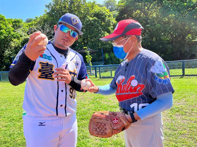 全台以长者为对象设计的「不老棒球训练营」，今（28日）在宜兰县「苏澳白米球场」宜兰场开训。（弘道老人福利基金会提供／吴佩蓉宜兰报导）