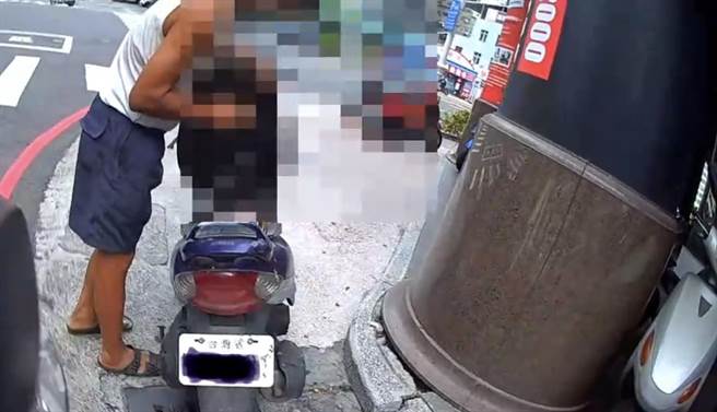 由于车牌遭鸟屎滴到污损，警方想上前提醒却意外抓到酒驾。（翻摄照片／高雄洪靖宜传真）