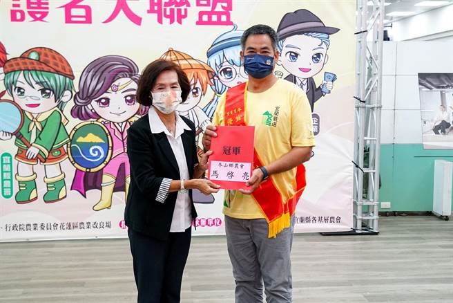 宜兰严选优质米竞赛由冬山乡农民马启亮（右）夺得冠军米王，县长林姿妙认为宜兰米具有高品质，稻农技艺精湛。（李忠一摄）