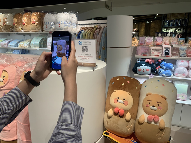 民眾可以利用CoreXR在专柜上看到更多产品的面貌。(照片/宇萌数位提供)