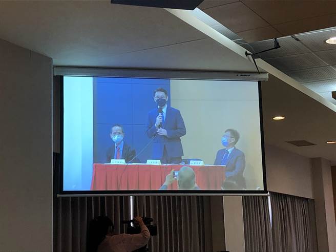 政大外交系副教授黄奎博表示，透过市场与网络等层面促进两岸关系的质变，人人都能决定未来。（朱绍圣摄）