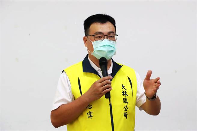 嘉义县大林镇公所路灯公园管理所遭检举涉弊案，嘉义地检署今指挥嘉义县调查站至路灯管理所搜索，大林镇长简志伟替同仁抱屈。（吕妍庭摄）