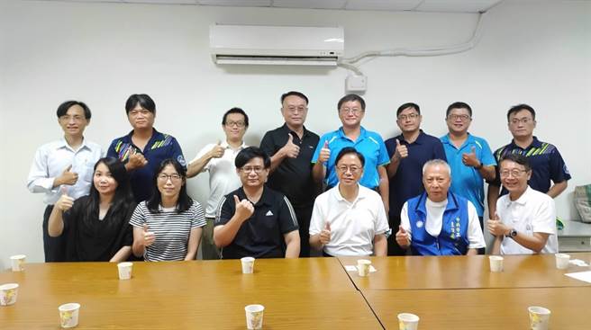 桃园市教育产业工会向4名市长参选人提出教育政策建议书，日前国民党参选人张善政（前排右三）也拜访该会意见交流。（桃教产提供／吕筱蝉桃园传真）