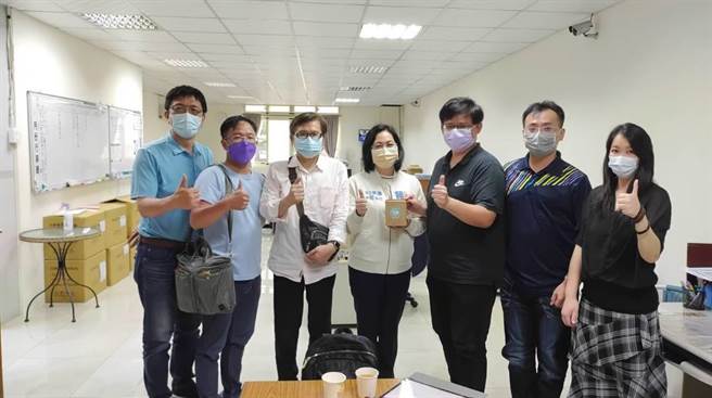 桃园市教育产业工会向4名市长参选人提出教育政策建议书，日前民眾党参选人赖香伶（中）也拜访该会意见交流。（桃教产提供／吕筱蝉桃园传真）