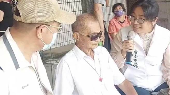 民進黨台南市議員參選人沈家鳳（右），只要現場有卡拉OK設備，她主動拿起麥克風陪老人家高歌一曲。（沈家鳳提供／張毓翎台南傳真）