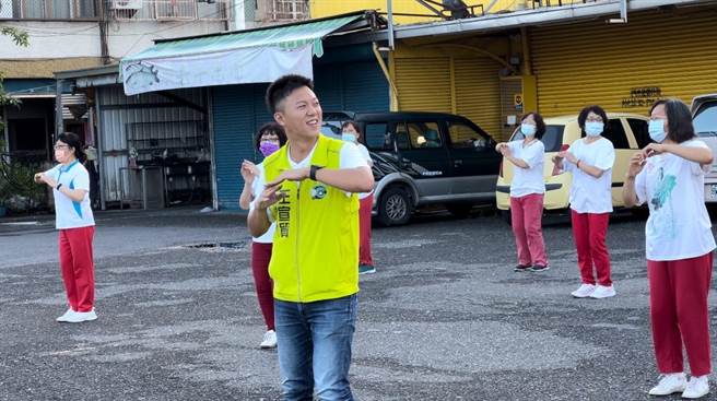 民進黨台南市議員參選人王宣貿（中）說，即使穿著不好伸展的牛仔褲，依然樂與長輩一起跳舞。（王宣貿提供／張毓翎台南傳真）
