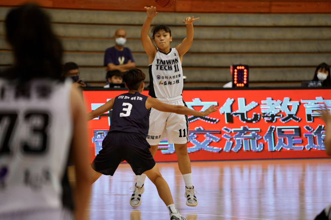 台科大（后）阵中唯一大一菜鸟陈佳妤（后），毕业于台北市阳明高中，刚踏入大学生涯，仍在适应如何于学业和球队之间取得平衡。（主办单位提供）