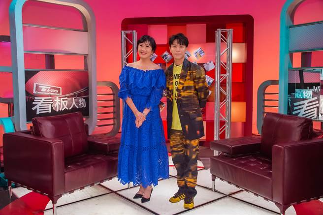 韦礼安（右）日前接受《TVBS看板人物》主持人方念华专访。（TVBS提供）