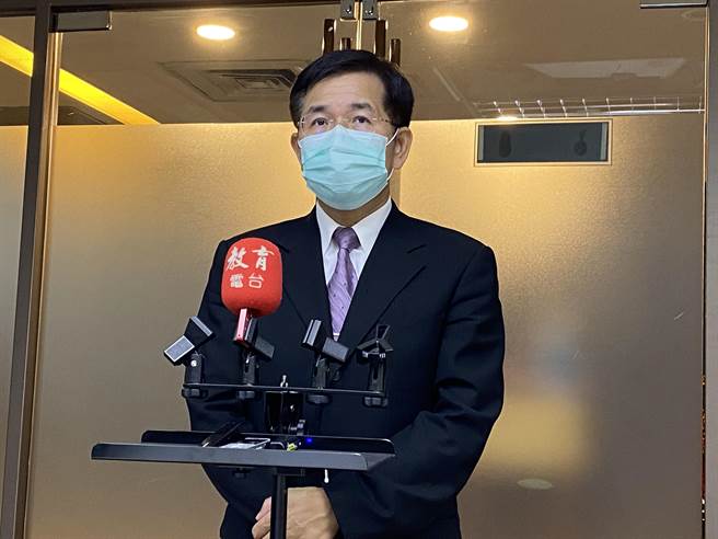 教育部长潘文忠今天表示，已对军公教退休人员转任私校的薪资及劳动提拨做了规范。（林志成摄）