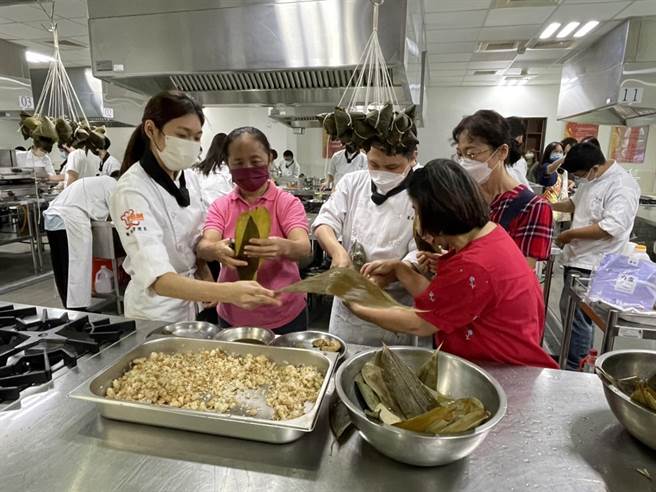 南開科技大學推高齡培訓課程，透過青銀共學，幫助長者重返職場。（楊靜茹攝）