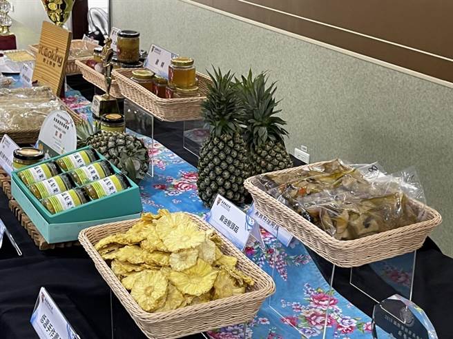 南開科大高齡培訓課成果展，展示鳳梨花、麻油猴頭菇、雞肉燥等食品。（楊靜茹攝）