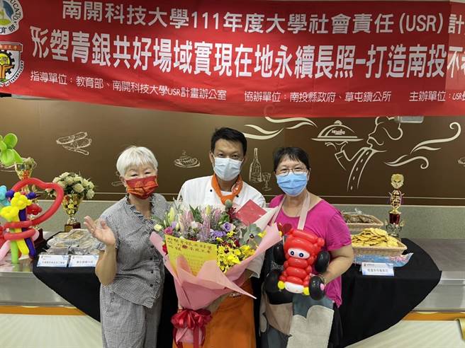 南開科大高齡培訓課辦成果展，學員感謝老師李耀堂（中）不藏私教導。（楊靜茹攝）