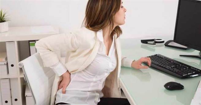 上班族难免会遇到长时间久坐的问题。(示意图/ Shutterstock )