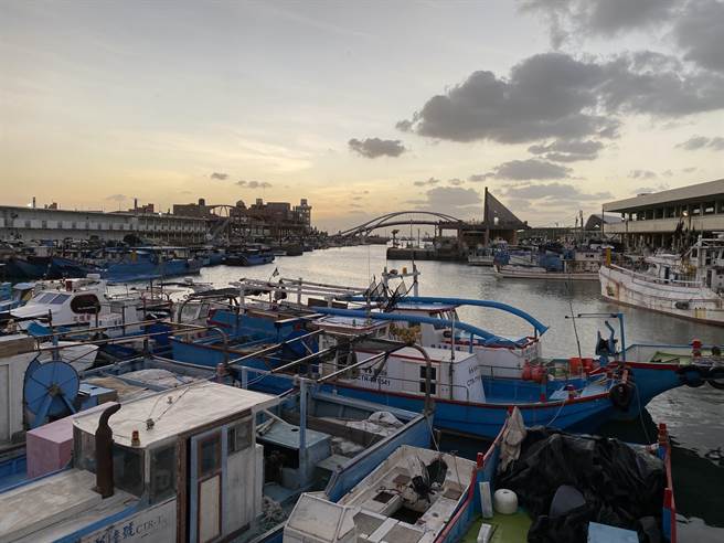 桃园新屋永安渔港每逢假日都涌入许多游客。（蔡明亘摄）