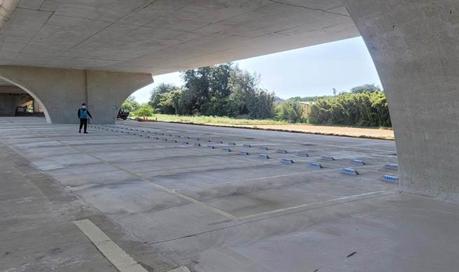 桃园新屋台61线永安段桥下新辟停车场，目前已开放民眾免费使用。（陈睿生提供／蔡明亘桃园传真）