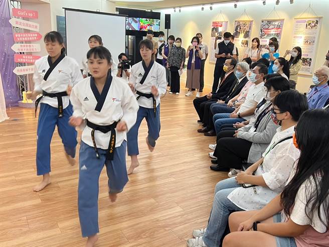 新北市府举办「2022台湾女孩日─新北女孩勇敢逐梦」活动，4名女大生表演跆拳道品势，为活动揭开序幕。（王扬杰摄）