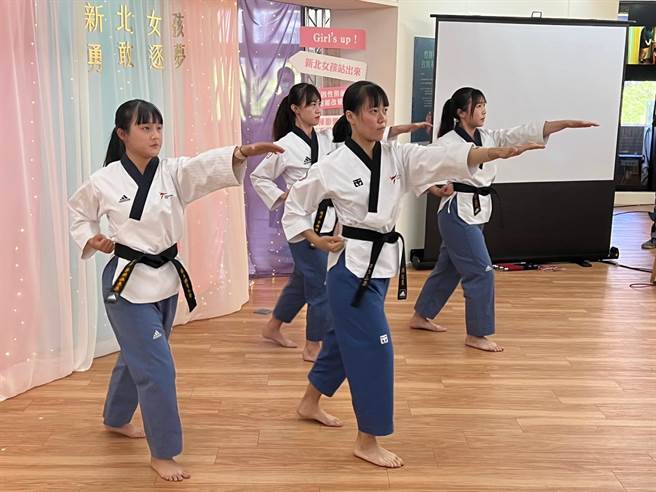 新北市府举办「2022台湾女孩日─新北女孩勇敢逐梦」活动，4名女大生表演跆拳道品势，为活动揭开序幕。（王扬杰摄）