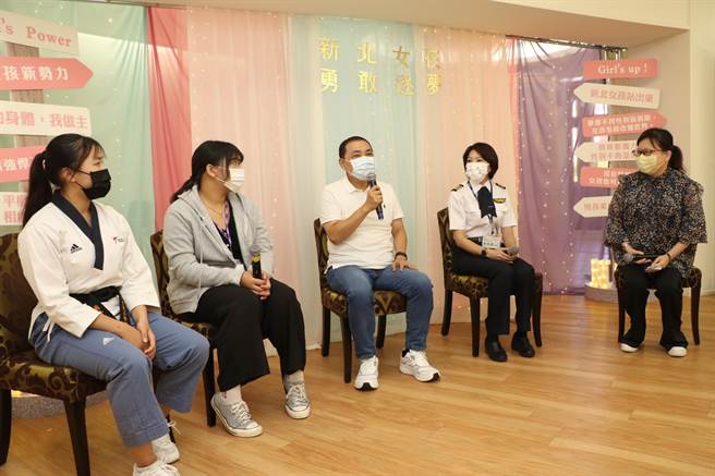侯友宜和新北女孩及长荣机师李信燕（右2）座谈。（新北市社会局提供）