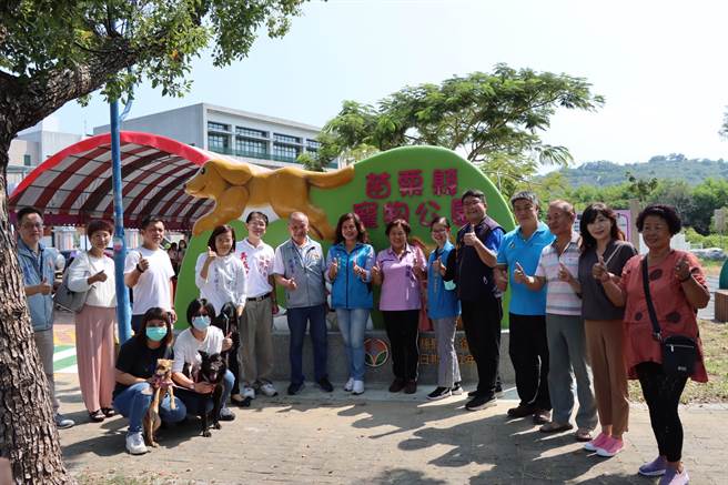 县长徐耀昌等人今天共同启用苗栗县宠物公园。（李京升摄）