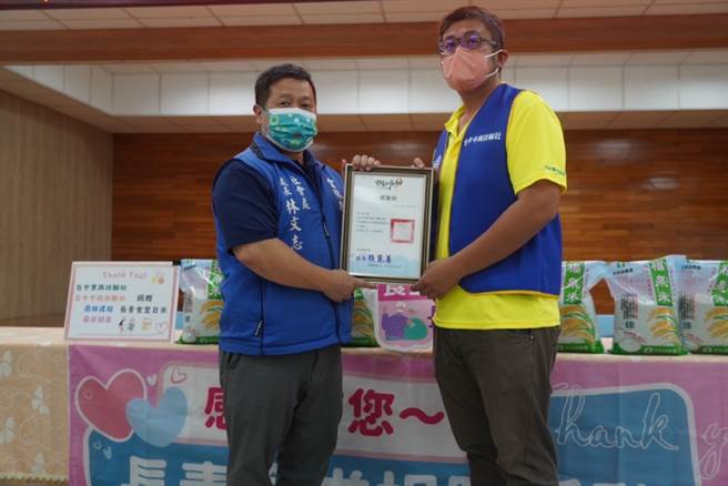 社团企业捐赠云林县长青食堂5000公斤白米，让长辈吃免惊。（云林县政府提供／张朝欣云林传真）