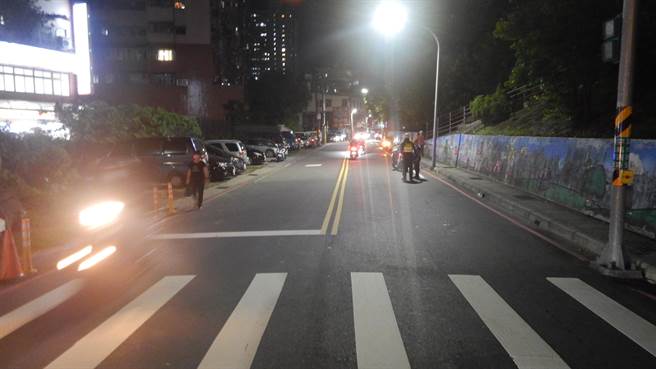 新北市淡水区有位男子27日晚间下班骑车返家途中，不慎撞上一名刚下安亲班要返家的男童，结果机车失控导致男子遭甩飞，疑似撞上路边的电线杆以及路缘导致重创，当场失去生命迹象，紧急送医抢救约1小时候仍宣告不治。(淡水警分局提供)