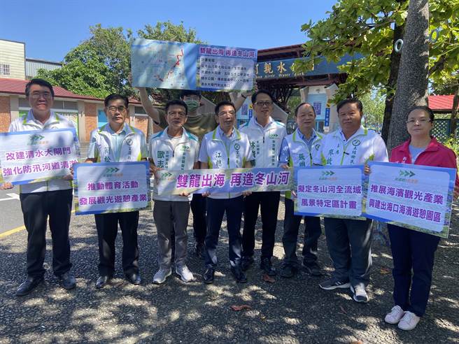 青龙岸及黄龙岸，统称双龙岸，为园区内最早完工的设施；今民进党宜兰县长参选人江聪渊（左4）与冬山乡长林峻辅（右4）、县议员简松树（左2）、蔡金惠（右1）、五结乡代表会主席廖启贤（右2）及五结乡长参选人欧志铭（左3）等，共同提出「双龙出海、再造冬山河」计画。 （吴佩蓉摄）