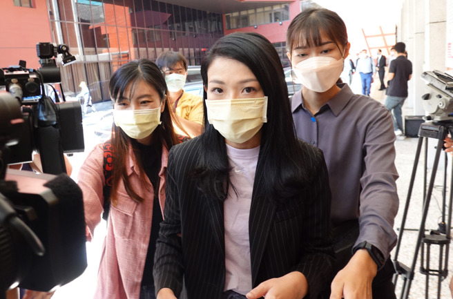 立法院28日举行召委选举，立委高虹安前往立法院经济委员会签到时，对于论文议题及各项媒体提问不再回应，仅称「记者会都已经回答过了，谢谢」（姚志平摄）