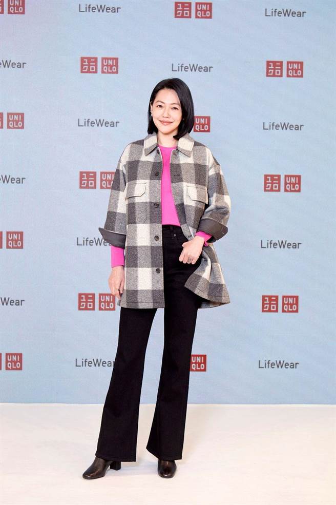 小S擔任品牌大使，自信在鏡頭前擺POSE。寬版襯衫式外套，1290元。（UNIQLO提供）