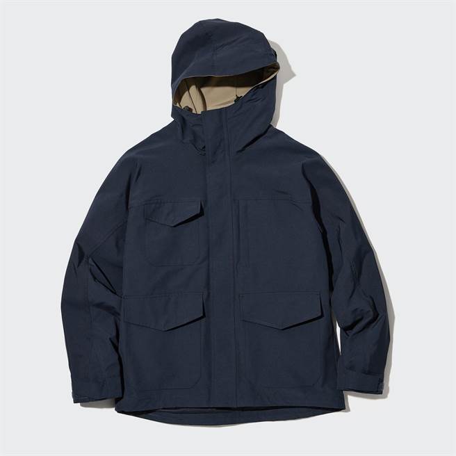 品牌迎生日慶，防潑水連帽外套優惠價1490元。（UNIQLO提供）