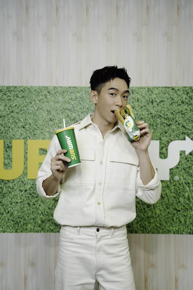 王可元擔任SUBWAY一日店長，表達對「鷹嘴豆泥餅堡」的喜愛，當正餐或點心都合適。（SUBWAY提供）